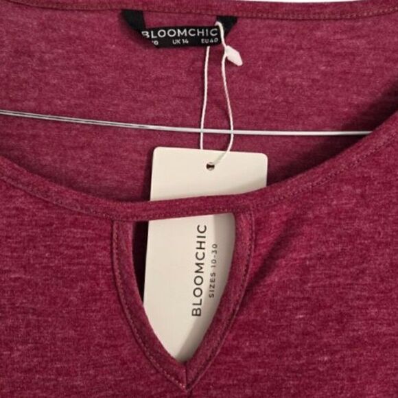 BLOOMCHIC Women's Blouse Wine Color Round Neck Keyhole Short Sleeve Size 10 - Picture 3 of 3